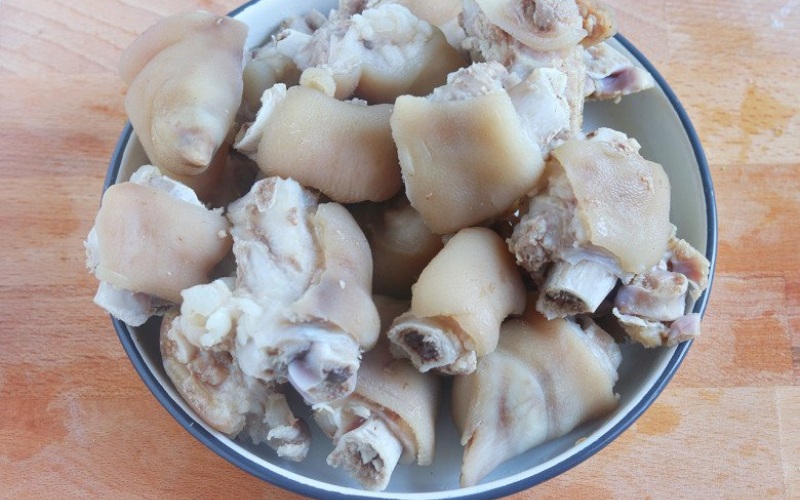 Tiến hành sơ chế chân bò