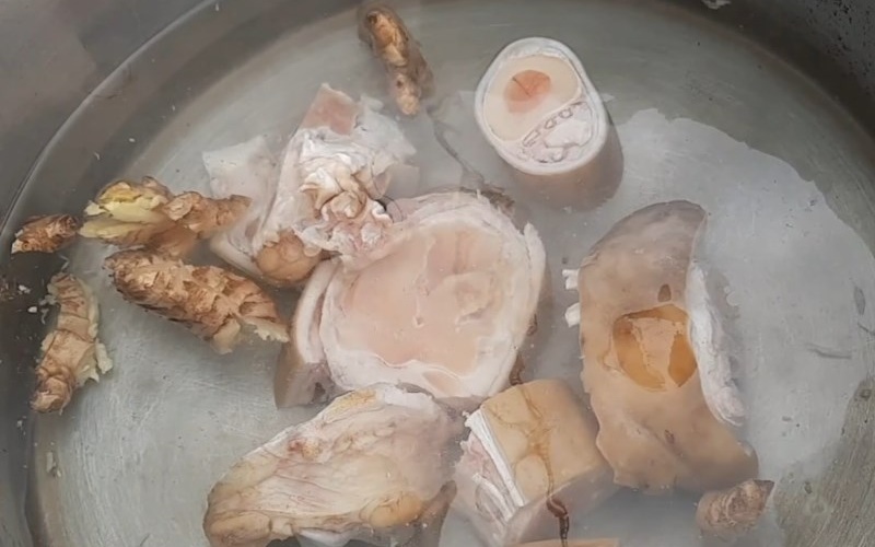 Tiến hành ninh nồi nước hầm chân bò