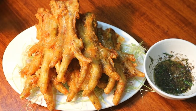 Thành phẩm món chân gà chiên giòn sả ớt