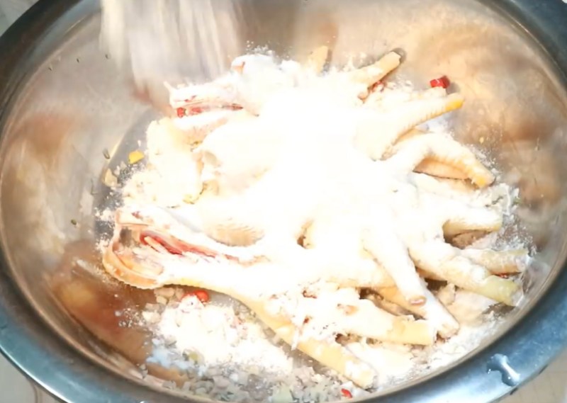 Tiến hành công đoạn tẩm bột