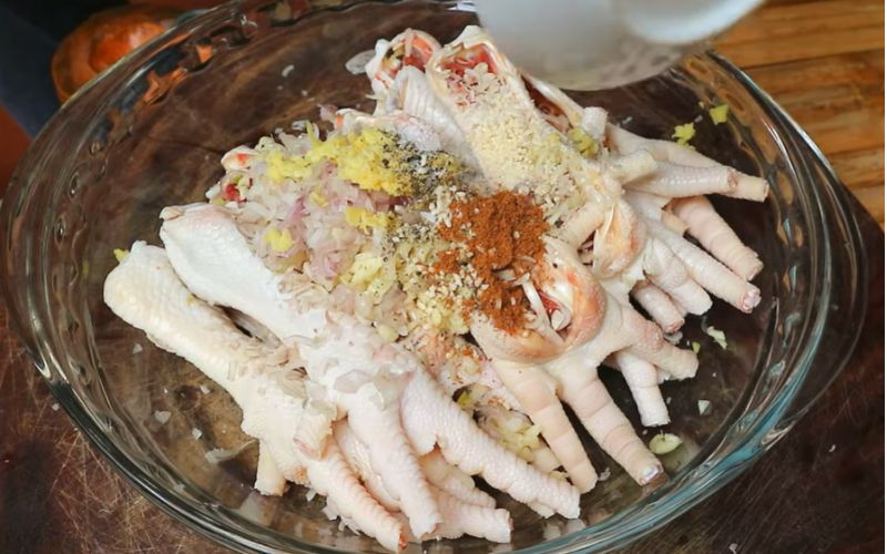 Ướp chân gà với hỗn hợp gia vị