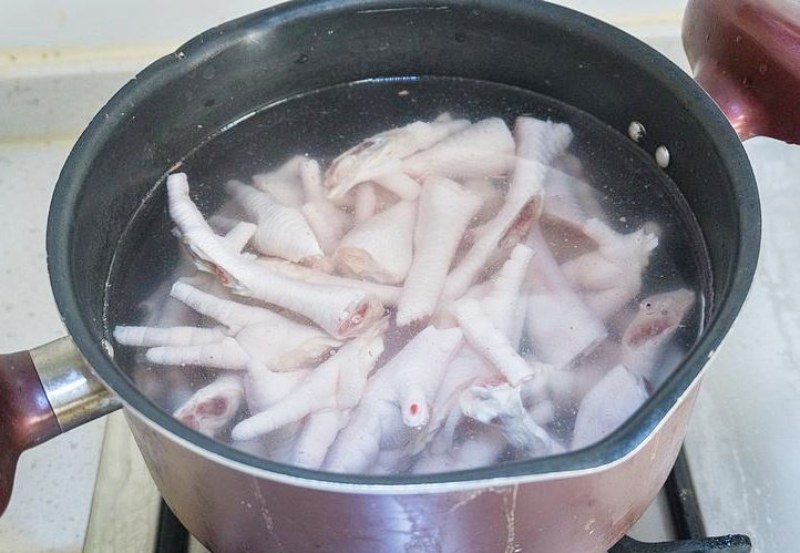 Tiến hành luộc chân gà