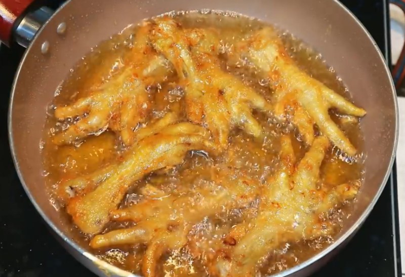 Làm nóng dầu ăn và chiên ngập dầu chân gà