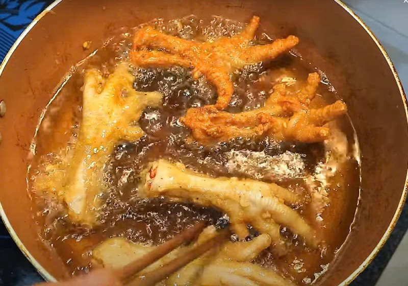 Làm nóng dầu và chiên chân gà