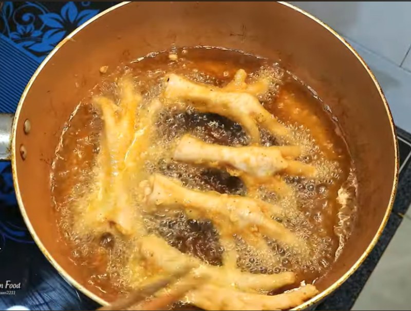 Tiến hành chiên ngập dầu chân gà