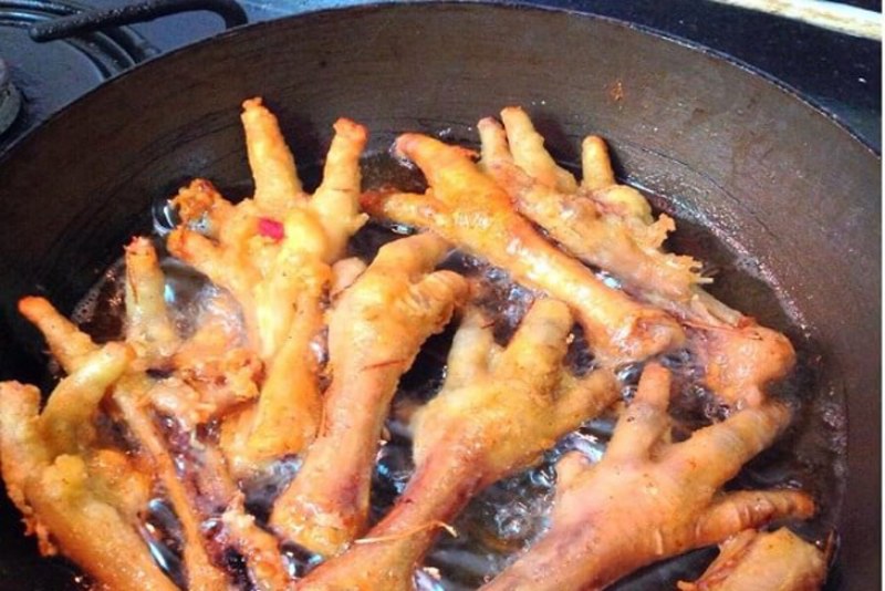 Tiến hành chiên vàng giòn chân gà