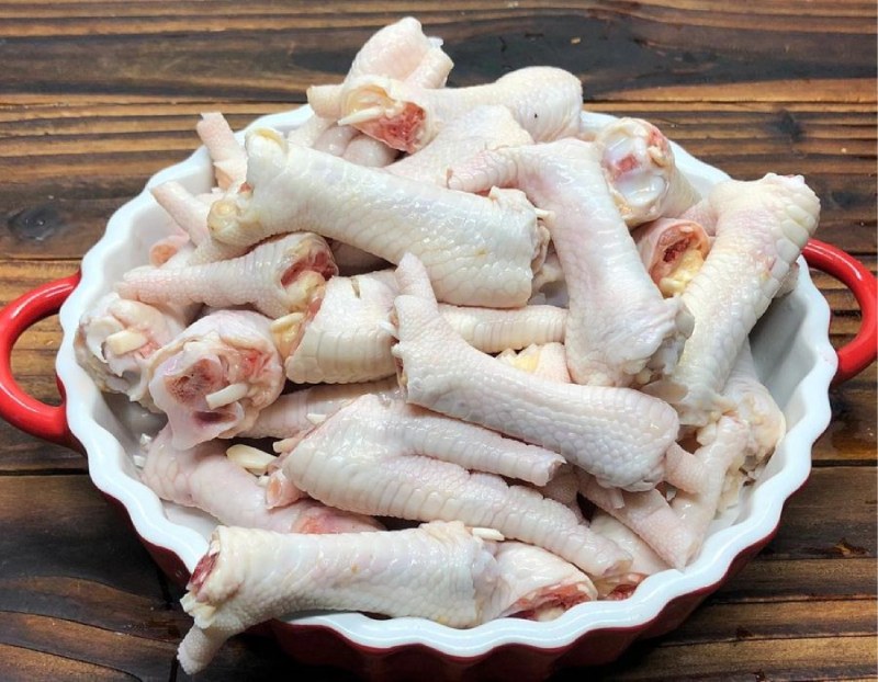 Làm sạch và sơ chế chân gà