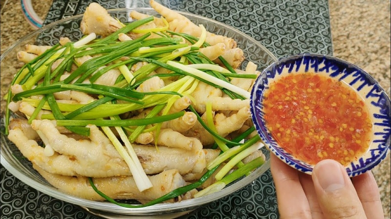 Chân gà hấp hành sả thơm ngon, hấp dẫn, ăn kèm nước chấm cay mặn chuẩn vị