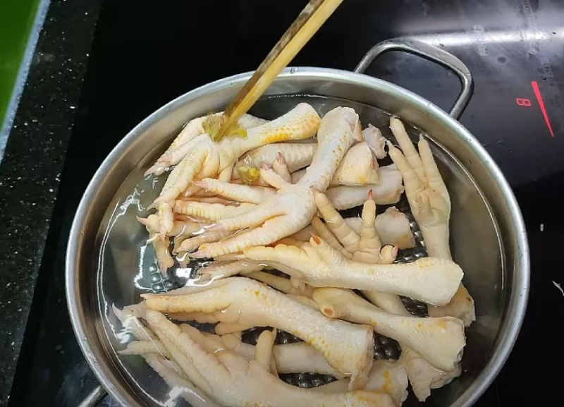 Luộc chân gà với gừng và rượu trắng để khử mùi và giúp chân gà giòn ngon