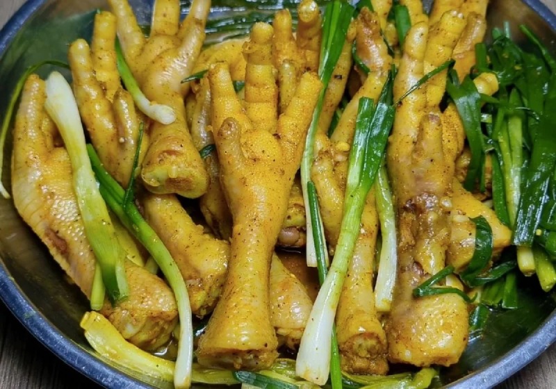 Chân gà sau khi vàng óng và đậm đà, chuẩn bị đem hấp