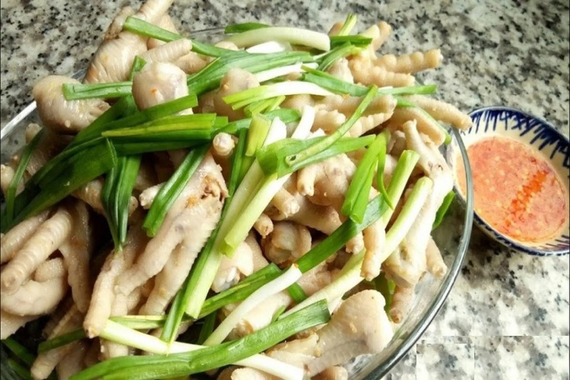 Chân gà hấp xong được bày ra đĩa cùng hành lá, giữ nguyên độ giòn và thơm lừng