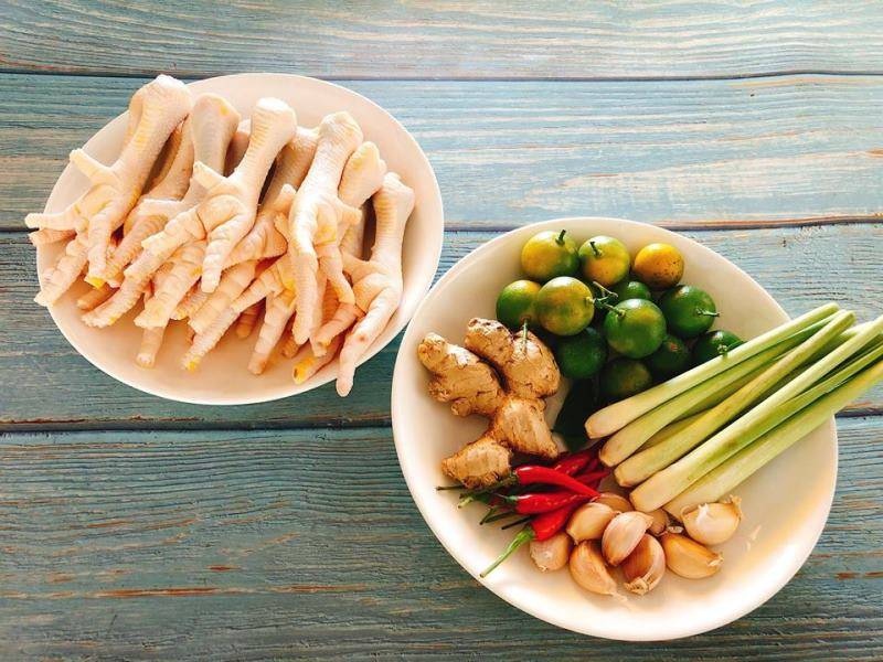 Nguyên liệu chính gồm chân gà, sả, ớt, tỏi tạo nên hương vị đặc trưng