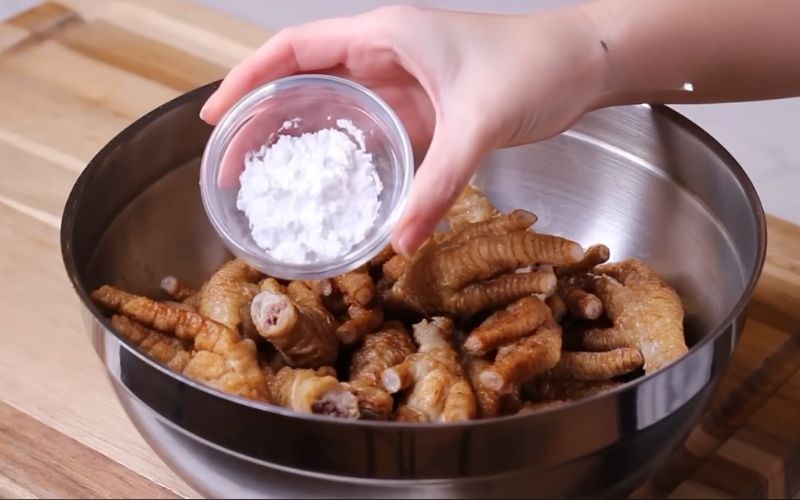 Phủ bột chiên giòn lên chân gà