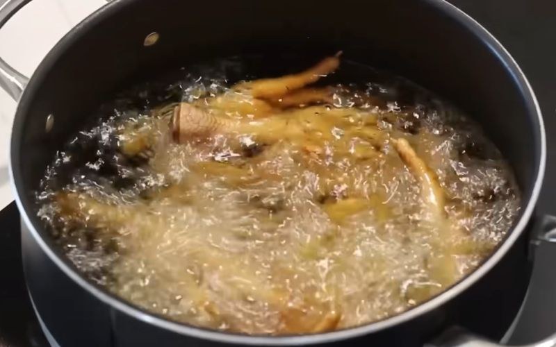 Công đoạn chiên giòn chân gà