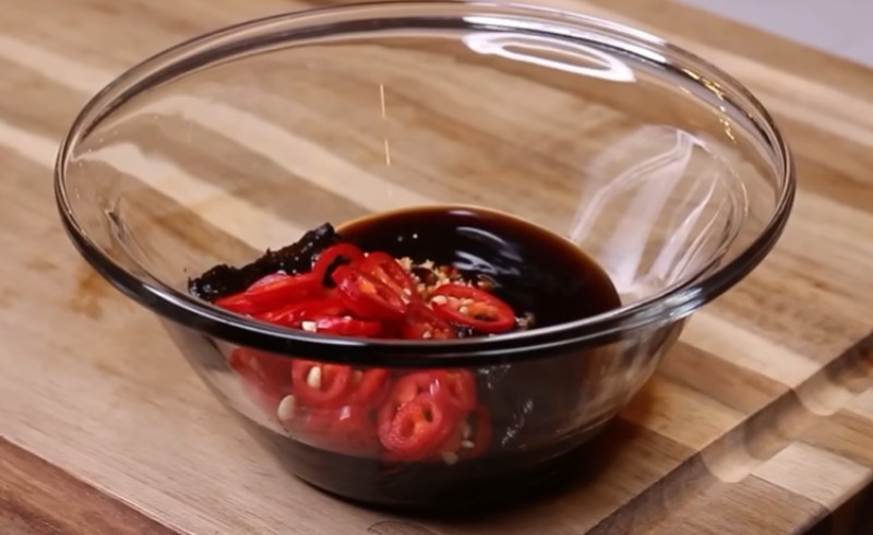 Công đoạn pha sốt tàu xì