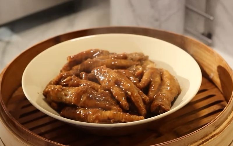 Tiến hành hấp chân gà tàu xì