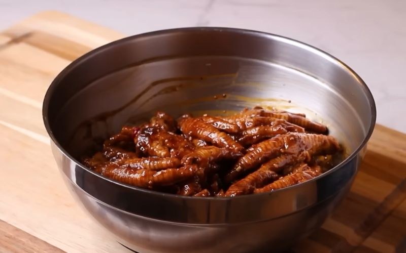 Cho hỗn hợp sốt đã pha vào ướp chân gà