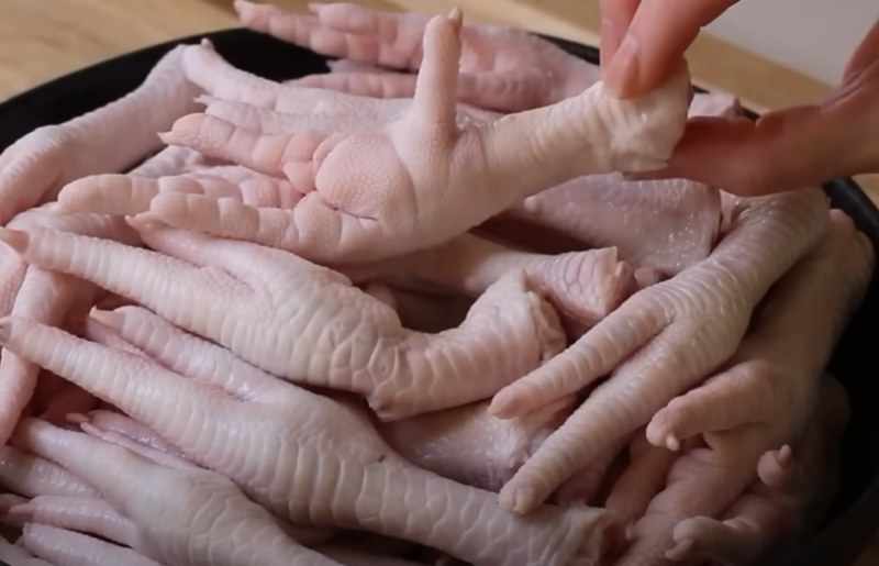 Làm sạch chân gà, chặt khúc vừa ăn
