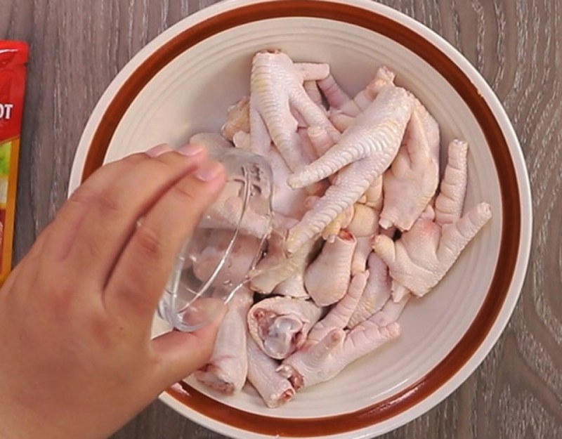Sơ chế chân gà