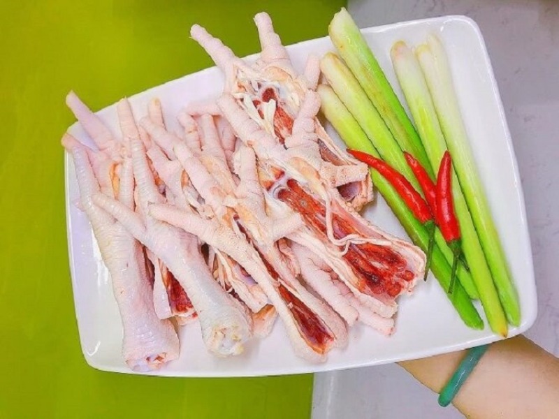 Sơ chế nguyên liệu để nướng chân gà