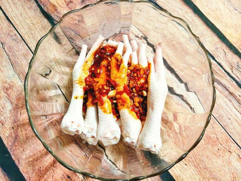 Trộn chân gà với hỗn hợp gia vị