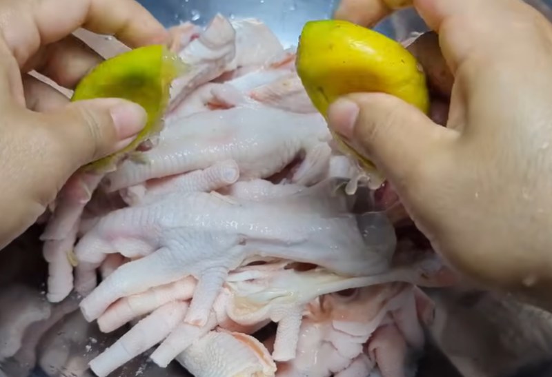 Ngâm chân gà với nước chanh hoặc nước muối