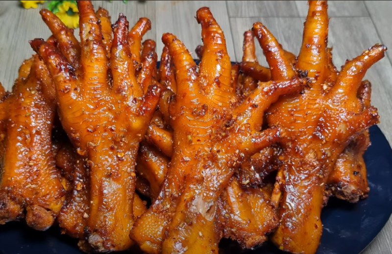 Hoàn thành món chân gà rút xương nướng sa tế