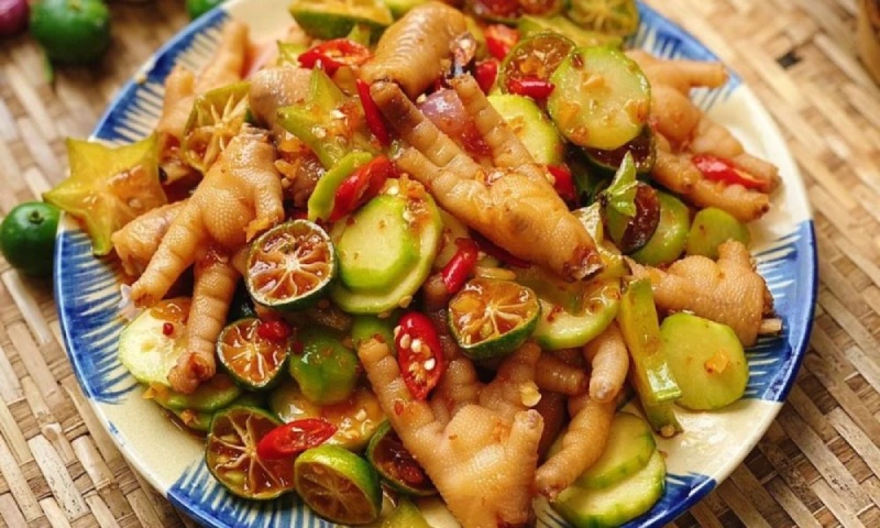 Món chân gà sả tắc cóc non sau khi trộn hoàn chỉnh, trông cực kỳ hấp dẫn và đậm đà