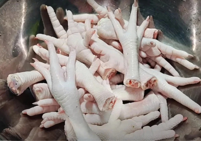  Chân gà tươi đã được làm sạch, chuẩn bị cho bước luộc sơ