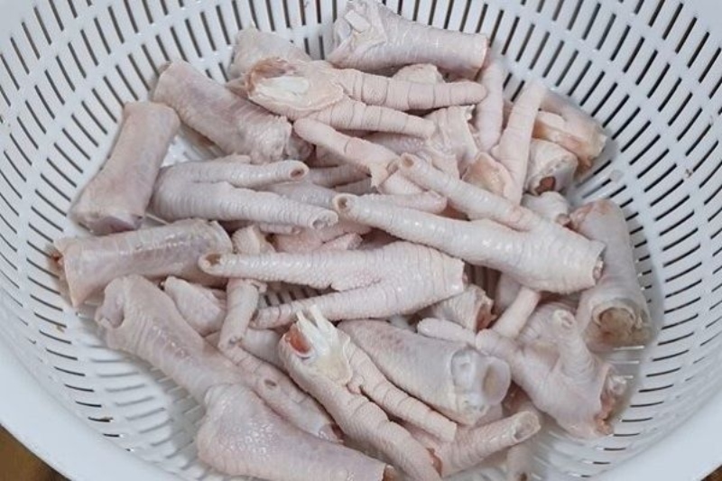 Chân gà đã được luộc chín và để ráo, sẵn sàng cho bước trộn