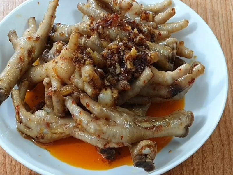Thành phẩm chân gà trộn sa tế cay thơm lừng