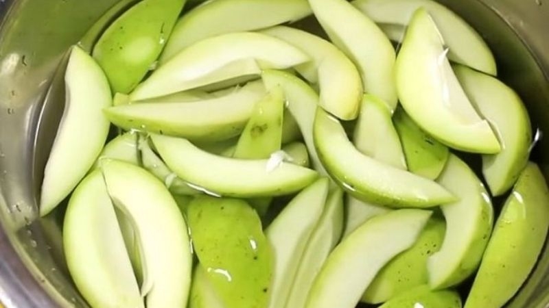 rửa sạch xoài xanh