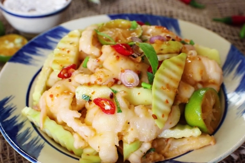 bày món ăn ra dĩa và thưởng thức