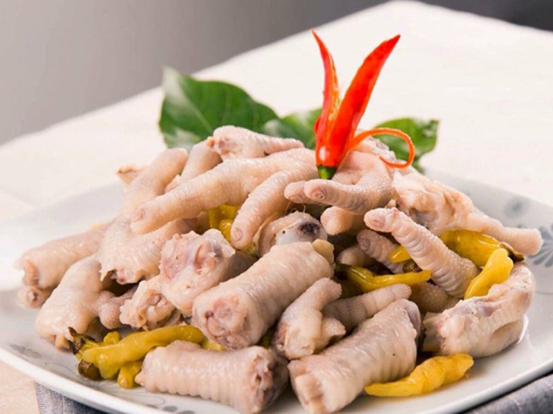 Thành phẩm món chân gà ủ muối với ớt xanh 