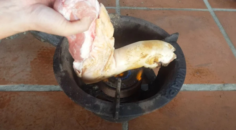 thui sơ chân giò giúp làm sạch lông