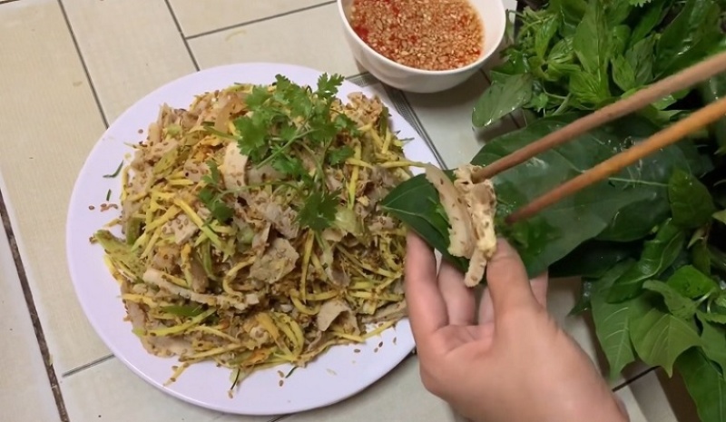 Món chạo tai heo ăn cùng rau sống