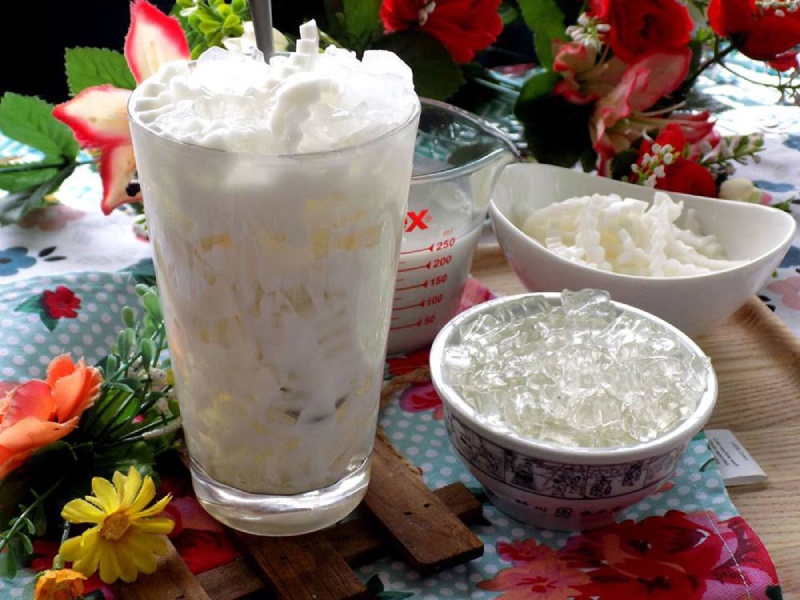 Món chè dừa dầm Hải Phòng ăn kèm đá