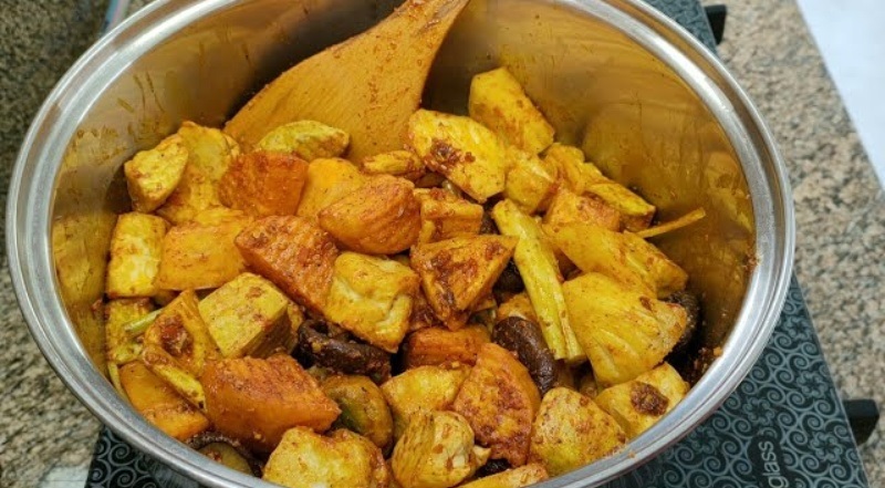Công đoạn xào rau củ