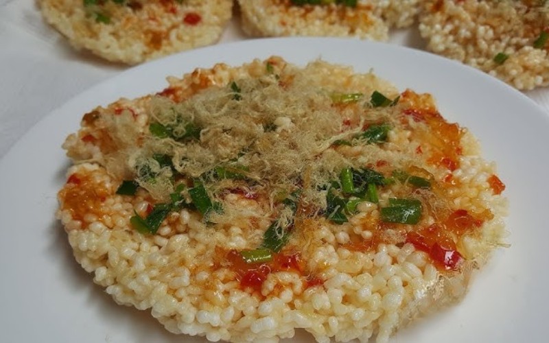Phết mỡ hành vừa chế biến vào cơm cháy