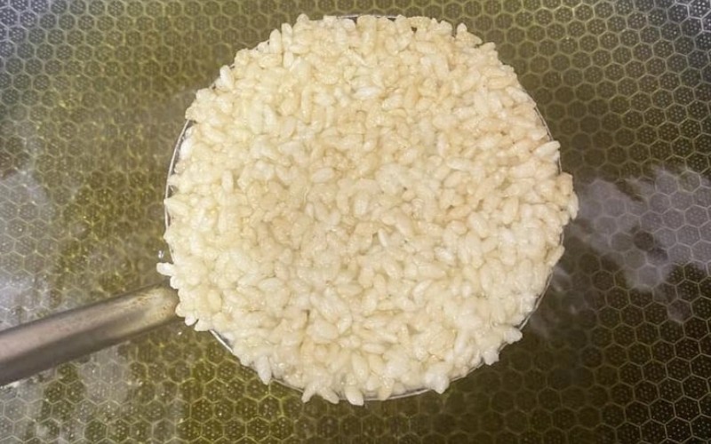 Tiến hành chiên cơm cháy chà bông chay