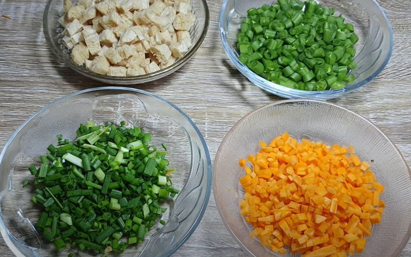 Sơ chế nguyên liệu làm cơm chiên rau củ chay