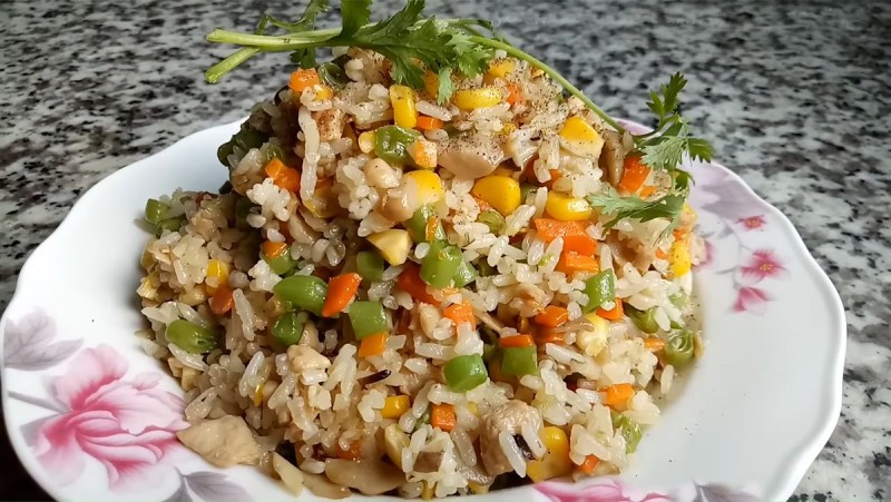 Thành phẩm cơm chiên rau củ chay hấp dẫn