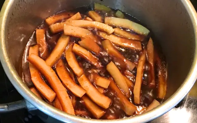 Công đoạn kho dừa cùng nước tương