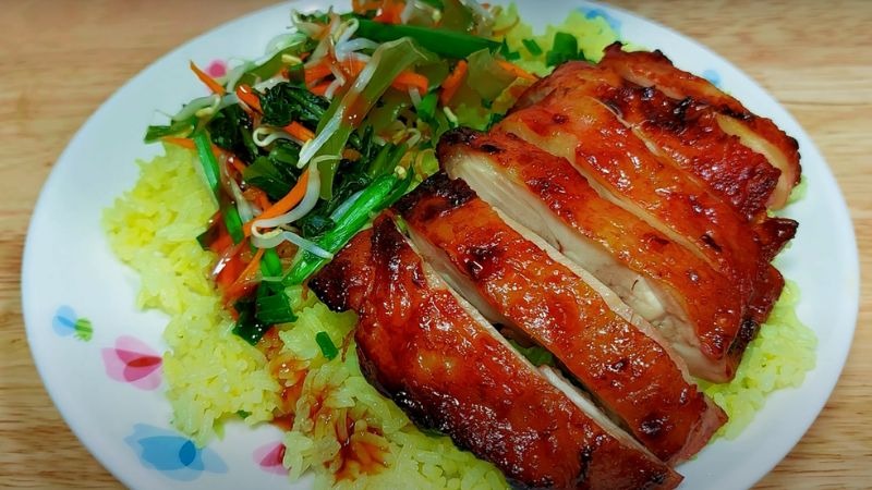 Thành phẩm đĩa cơm gà quay hấp dẫn
