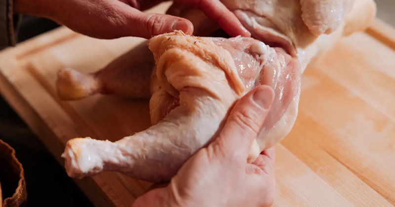 Rửa sạch gà với muối