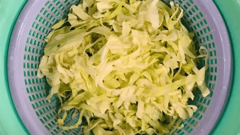 Bắp cải cắt thành sợi nhỏ