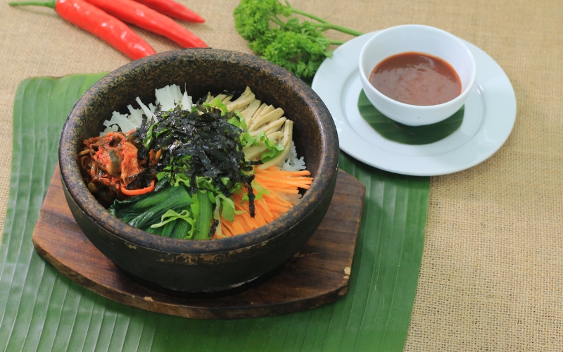 Thành phẩm món cơm trộn chay sốt nước tương thơm ngon
