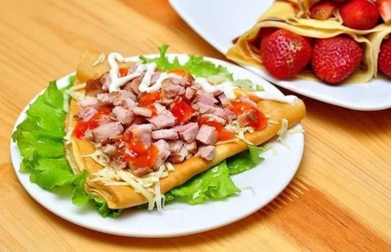Bánh crepe mặn vừa ra lò với lớp vỏ vàng rực, dẻo mềm