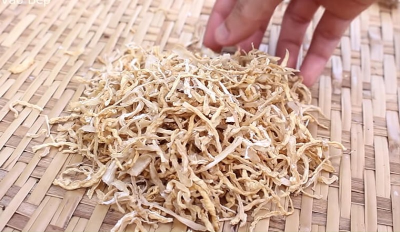 Sơ chế nguyên liệu làm củ cải khô xào chay
