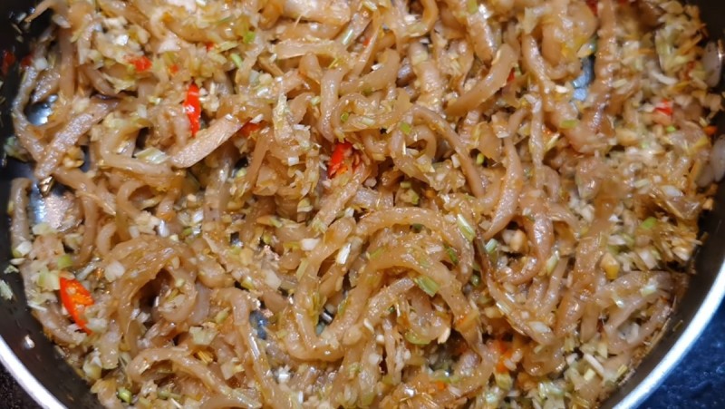 Tiến hành xào củ cải khô với sả ớt